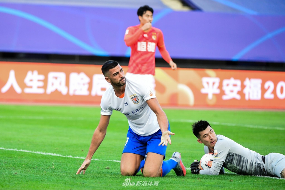 刘殿座扑出佩莱单刀