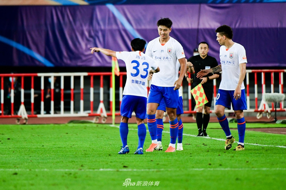 金敬道上前祝贺