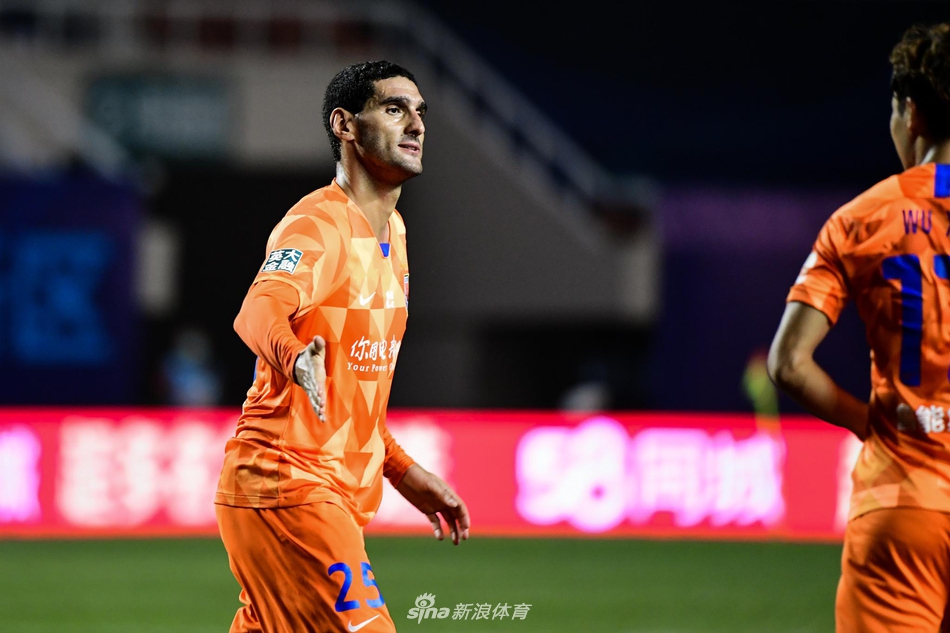 费莱尼与队友击掌