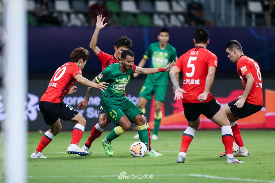 比埃拉被四人包围