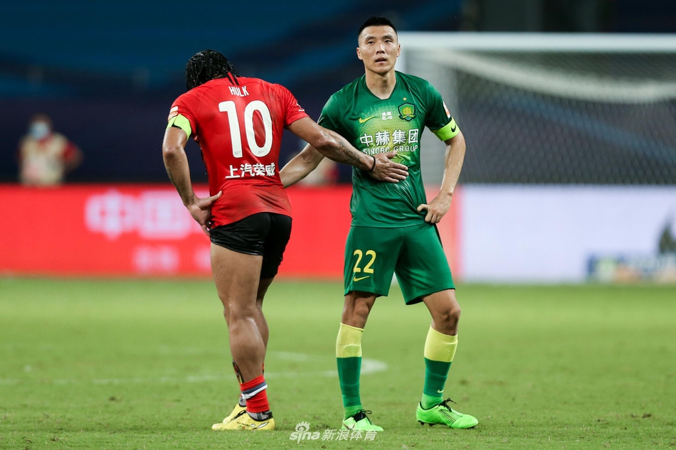 胡尔克于大宝赛后握手