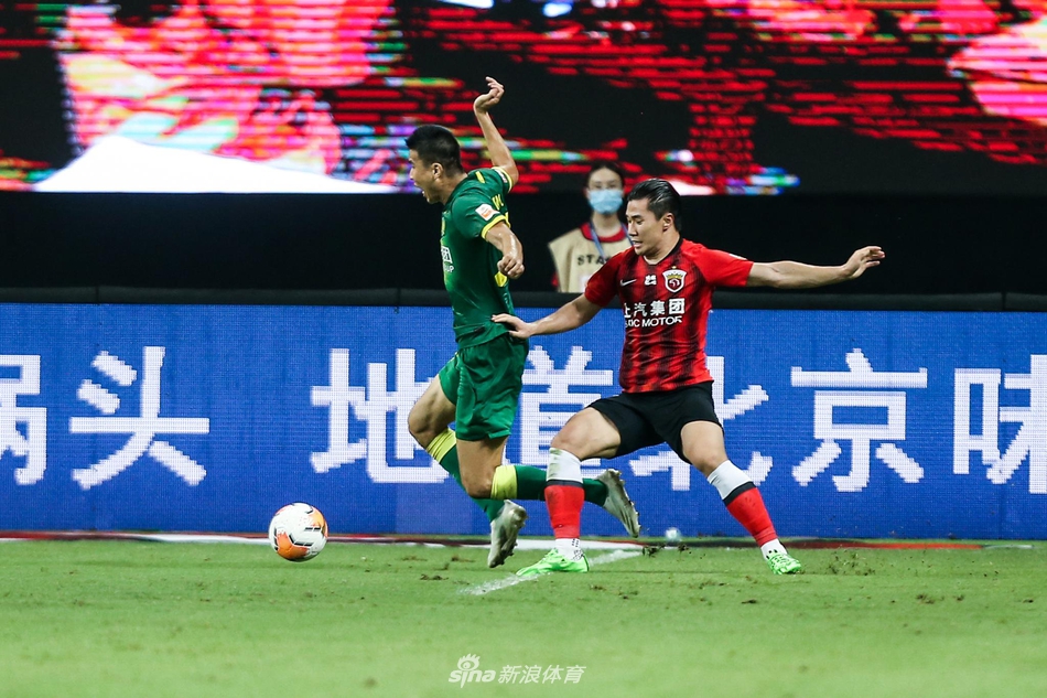 王刚禁区线上被放倒