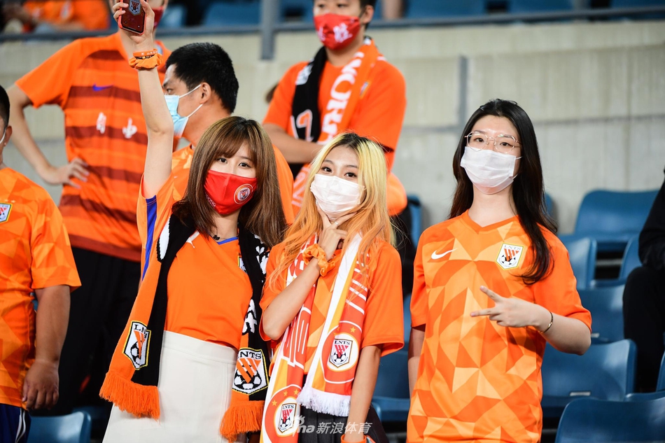 鲁能球迷现场助威