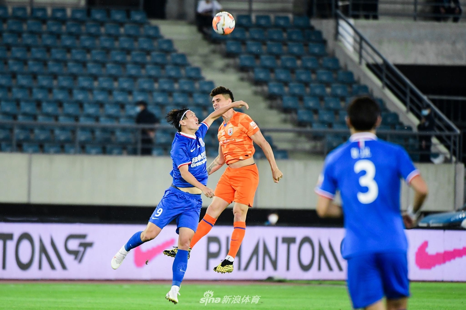 莫伊塞斯杨旭争高空球