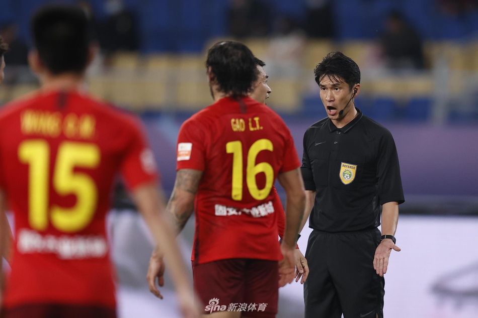 新浪直击费莱尼绝杀被吹 不满主裁判罚