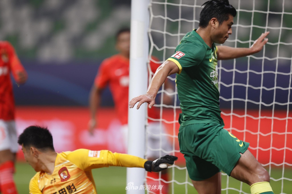 张玉宁追回一球