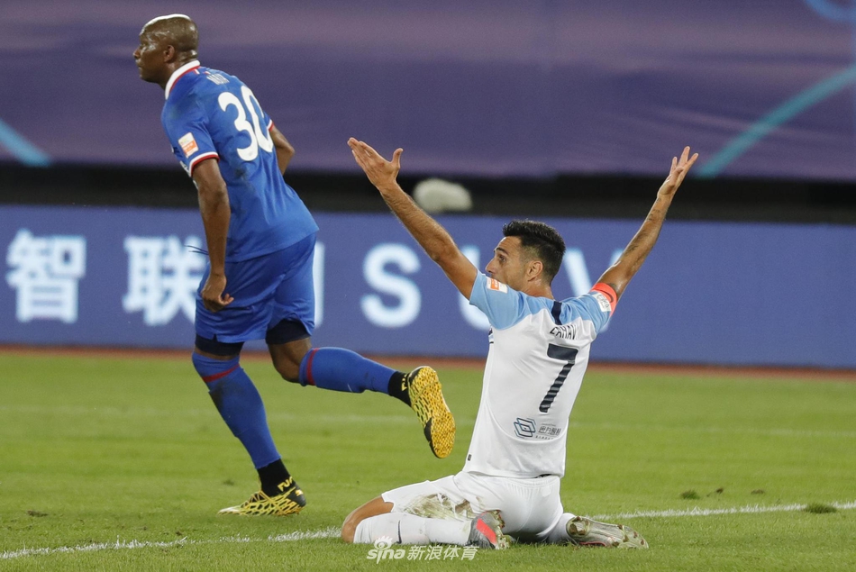 扎哈维禁区内摔倒