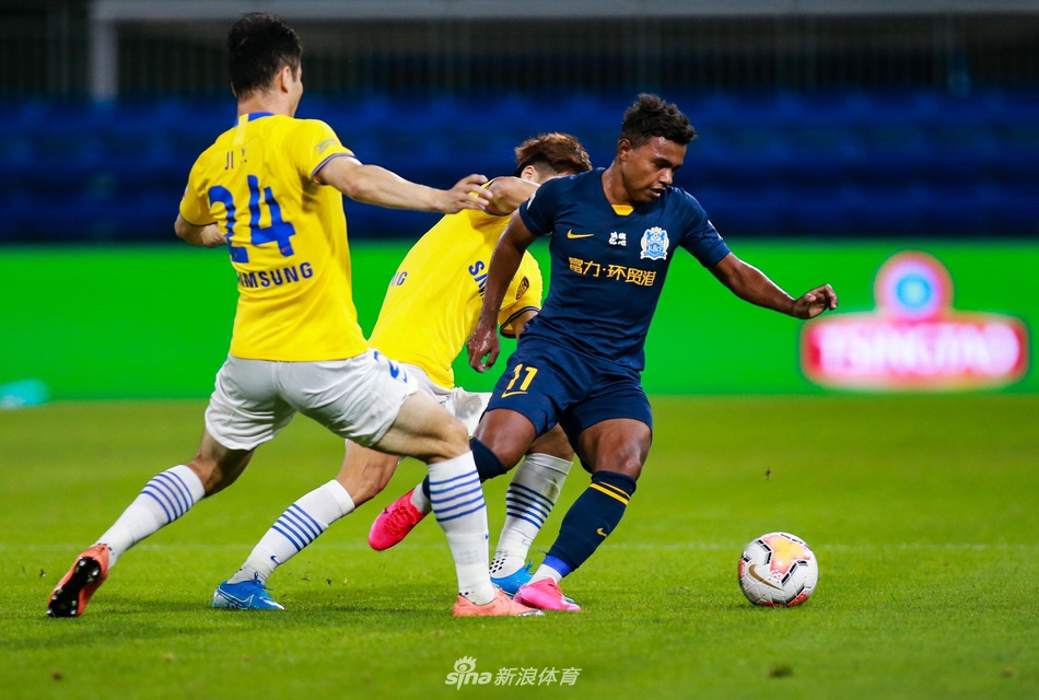 雷纳迪尼奥遭双人逼抢