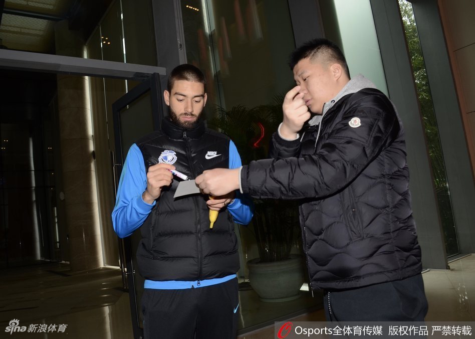 卡拉斯科为球迷签名