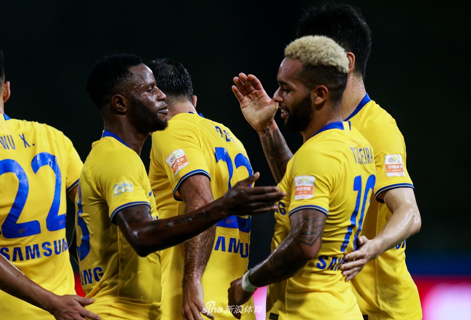 特谢拉与瓦卡索击掌