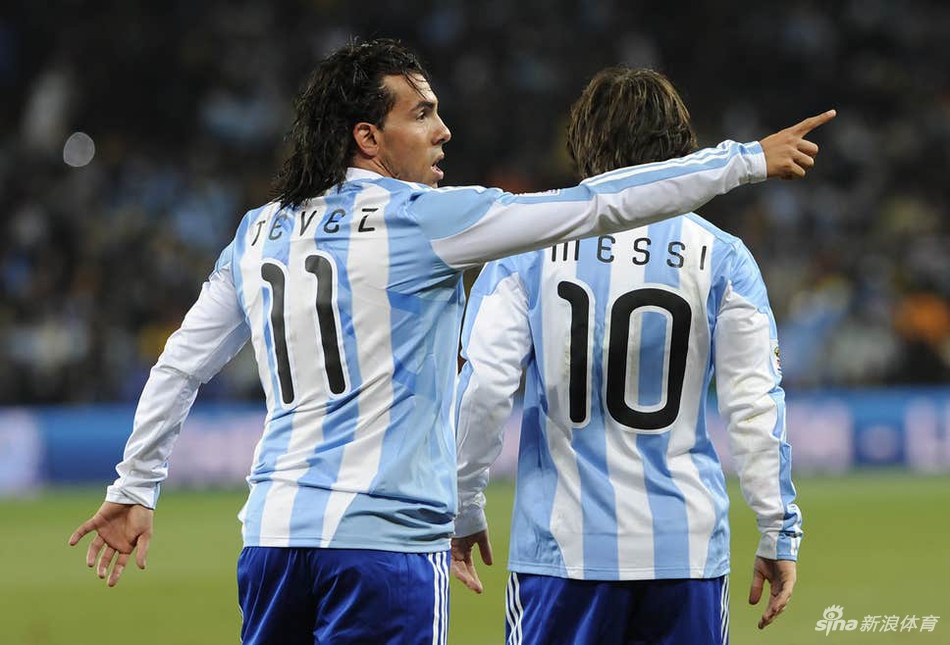 特维斯和梅西在国家队并肩