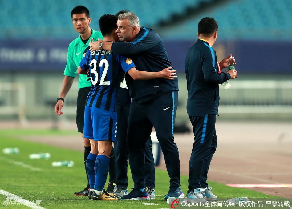 黄紫昌拥抱奥拉罗尤