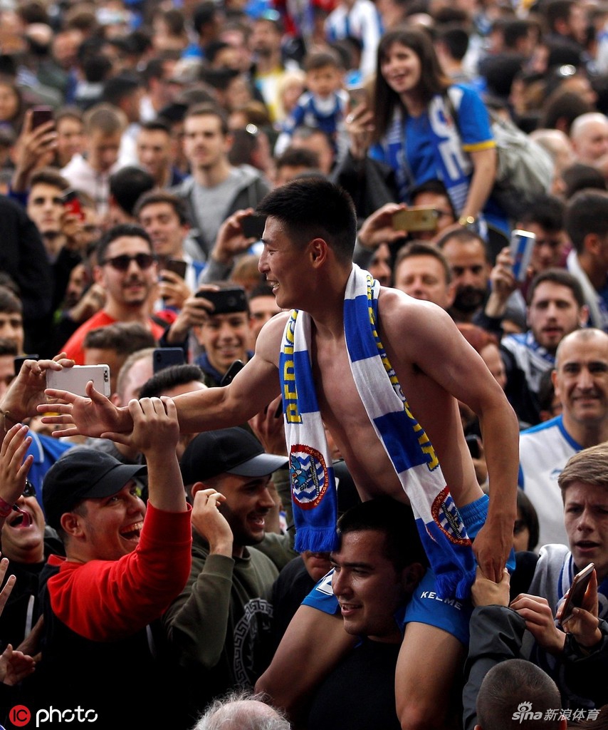 西班牙人英雄！武磊被球迷高高举起