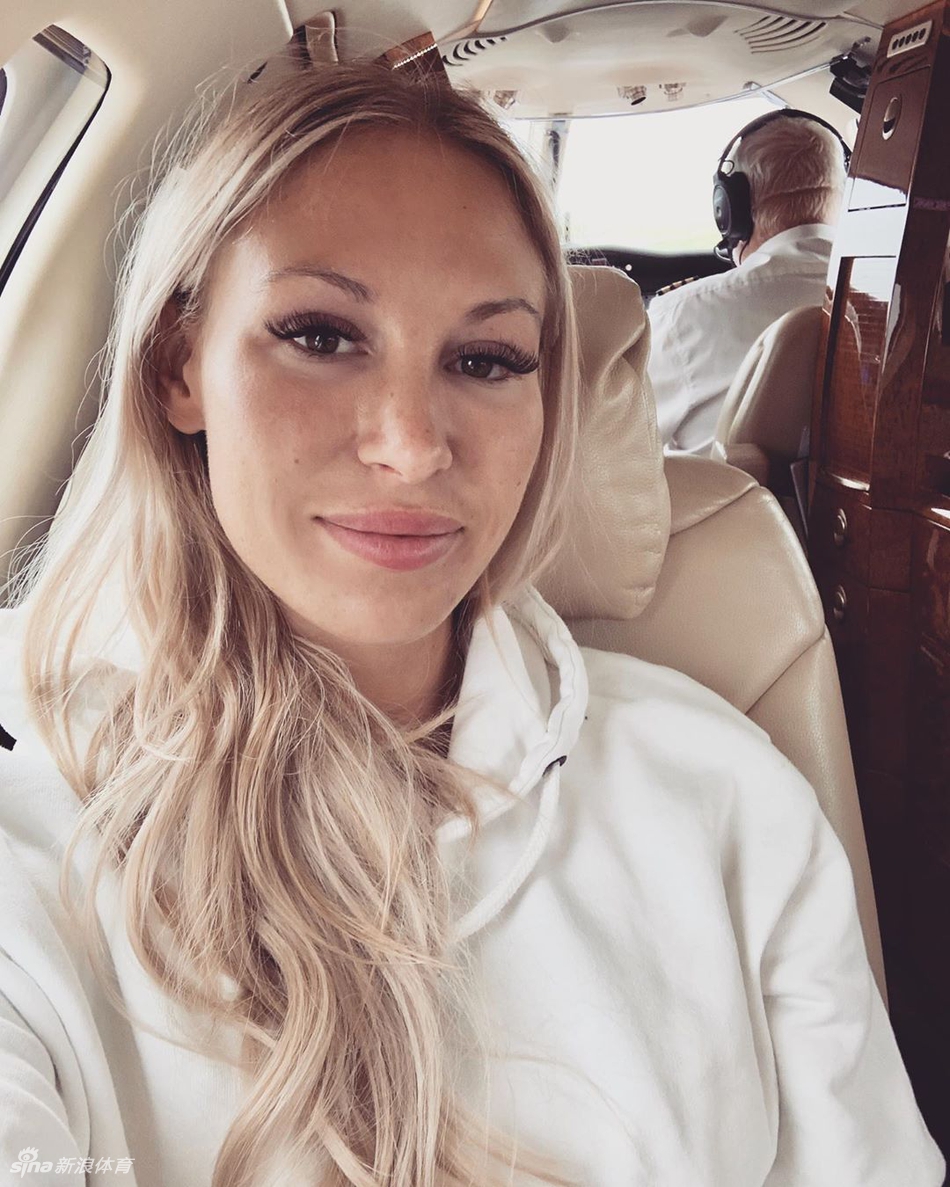 浪子回头只因她！阿瑙托维奇娇妻火爆身材