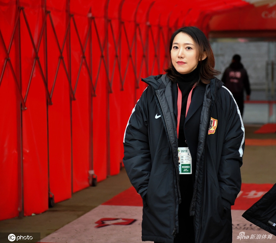 中甲美女老总恋情曝光 男友是健身狂魔