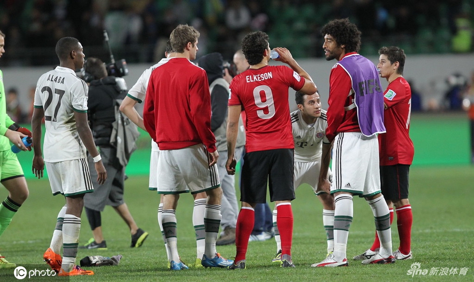 两队球员赛后叙旧