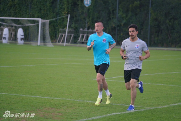 王永珀与申花合练将身披7号