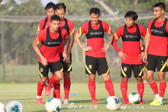 国足结束隔离国脚晒自拍