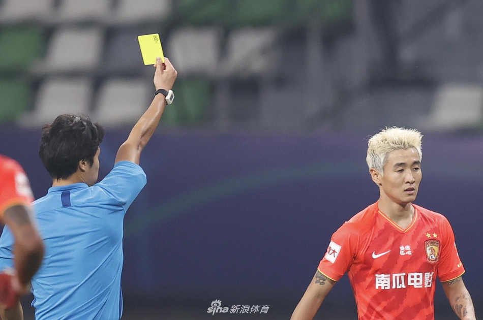 韦世豪领黄牌