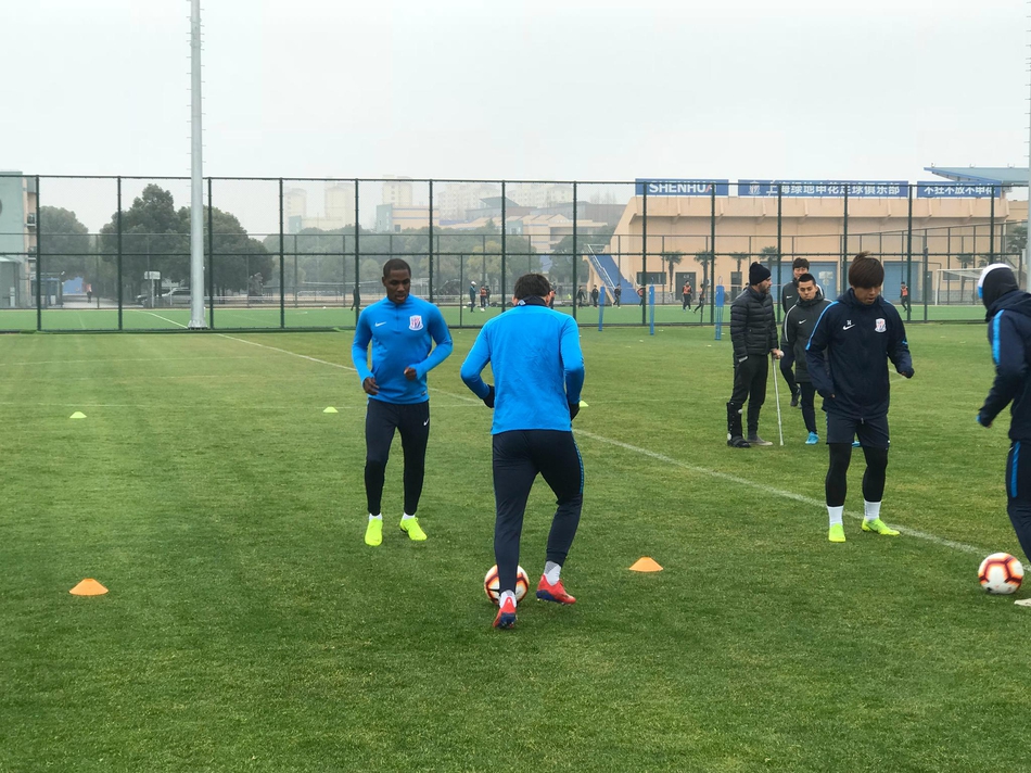 伊哈洛抵达申花参加训练