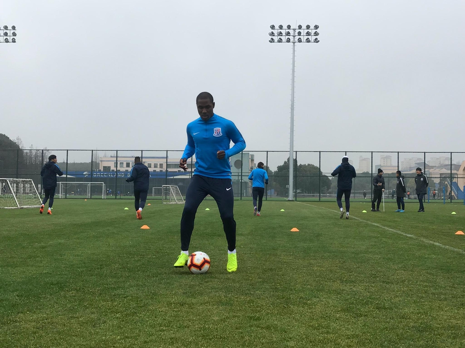 伊哈洛抵达申花参加训练