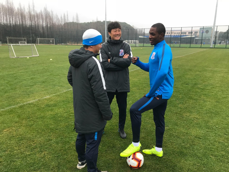 伊哈洛抵达申花参加训练