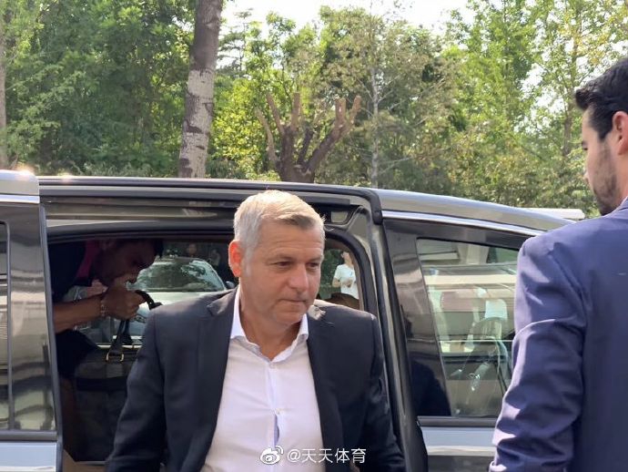 国安新帅新援抵达工体合影球迷