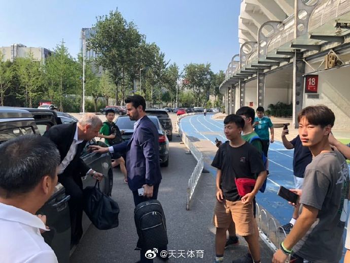 国安新帅新援抵达工体合影球迷