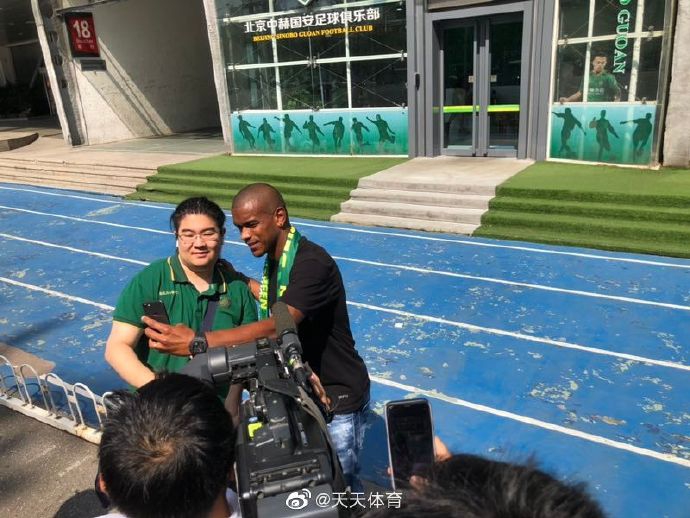 国安新帅新援抵达工体合影球迷