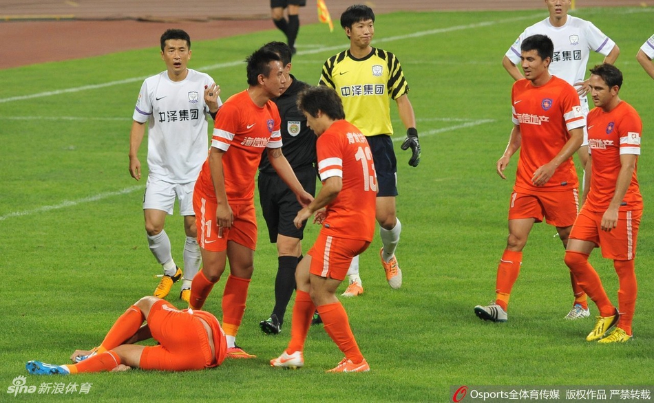 在青岛中能踢中甲