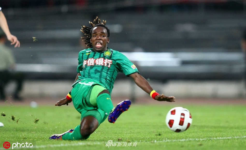 一头小辫让人印象深刻