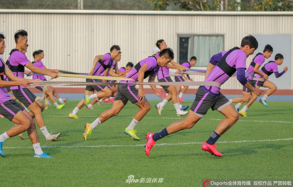 泰达训练备战中超 国脚前锋肖智亮相有望加盟