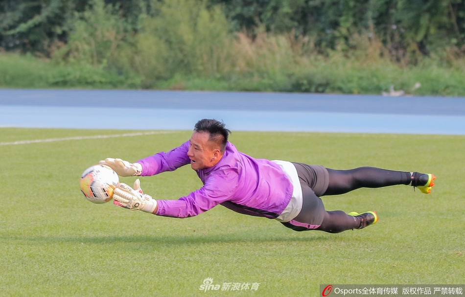 泰达训练备战中超 国脚前锋肖智亮相有望加盟