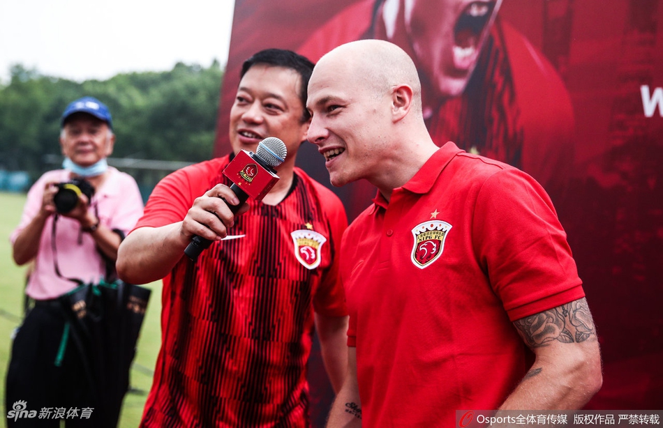 上港新援穆伊正式亮相