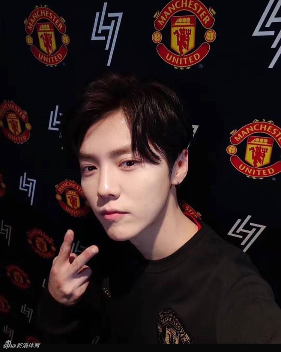 鹿晗在媒体墙自拍