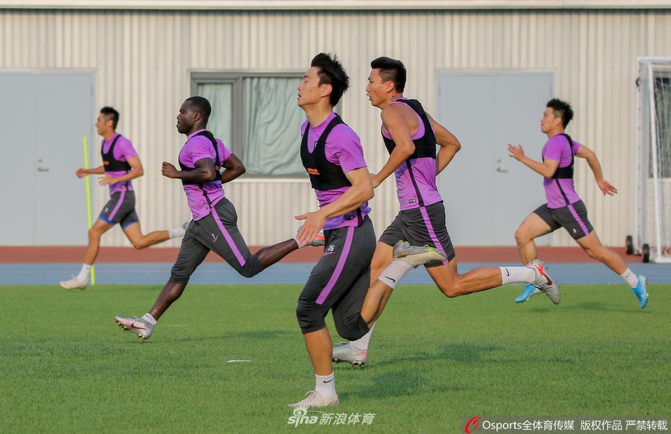 泰达训练备战中超 国脚前锋肖智亮相有望加盟
