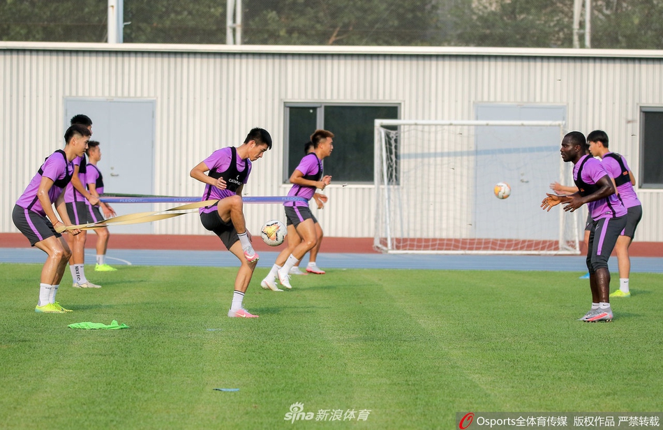 泰达训练备战中超 国脚前锋肖智亮相有望加盟