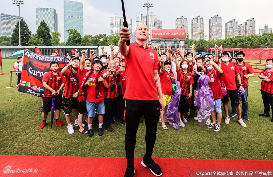 上港新援穆伊正式亮相