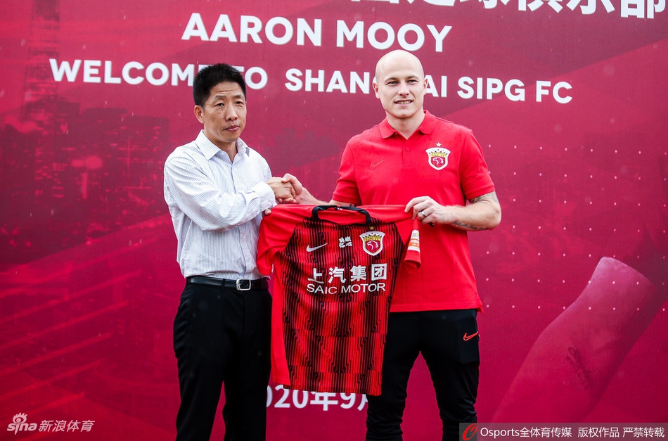 上港新援穆伊正式亮相
