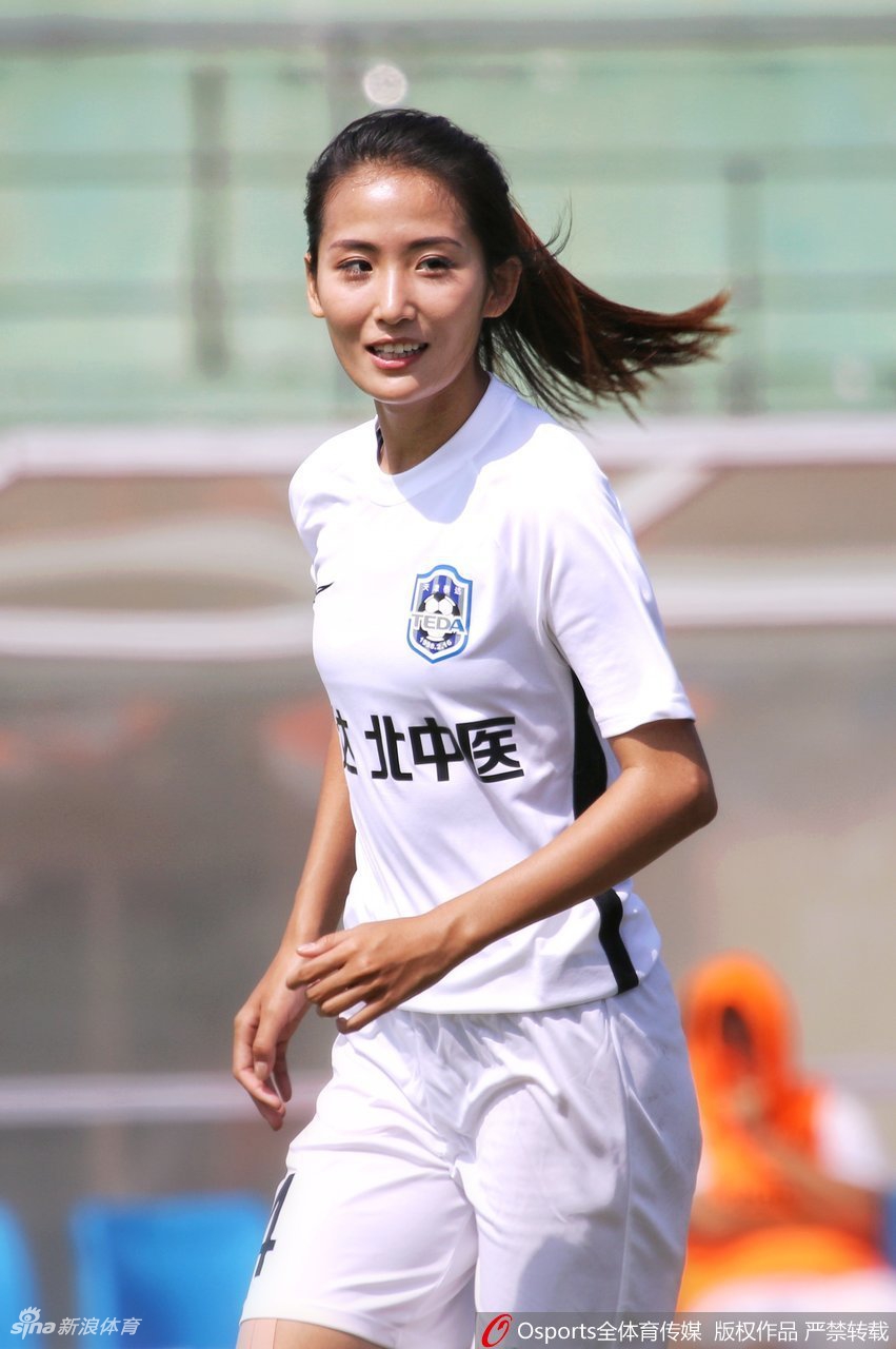 泰达女足获胜清纯姐妹花抢镜