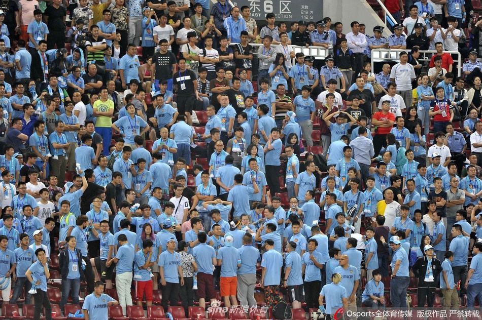 球迷抗议卢森博格