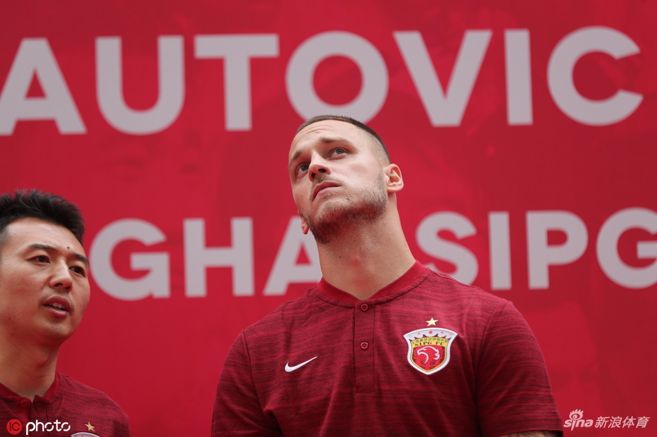 阿瑙托维奇正式亮相上港身披7号