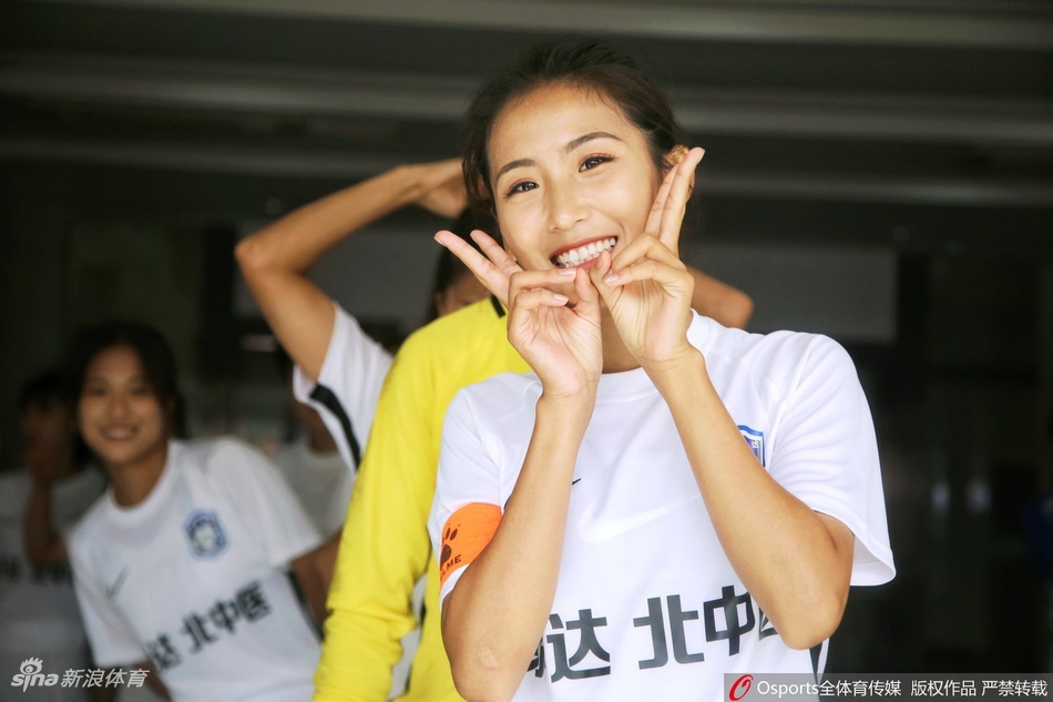 泰达女足获胜清纯姐妹花抢镜