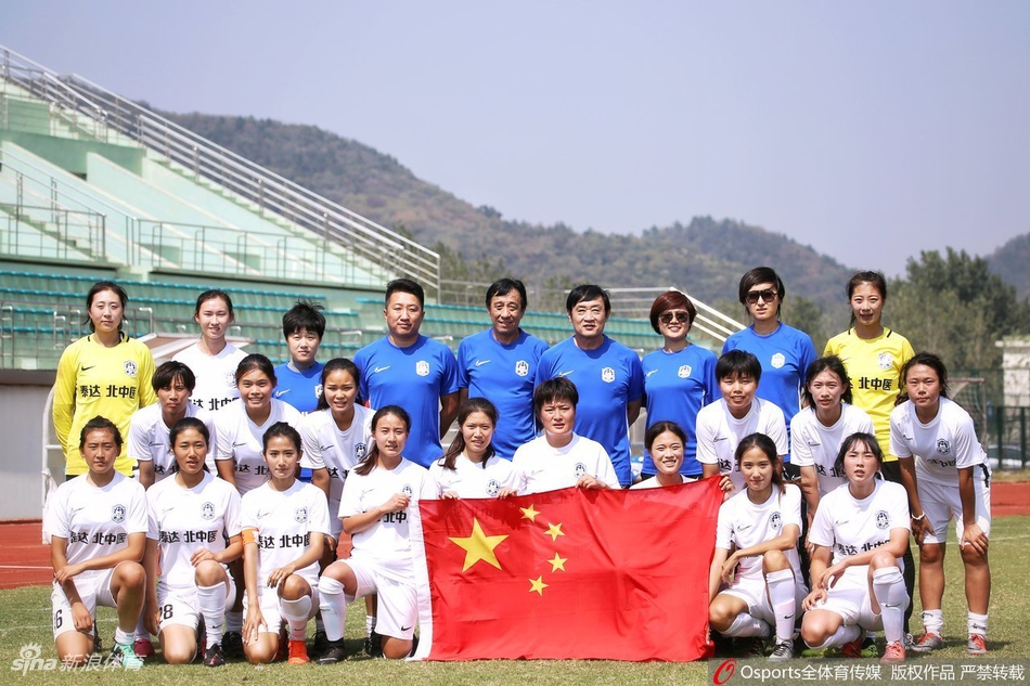 泰达女足获胜清纯姐妹花抢镜