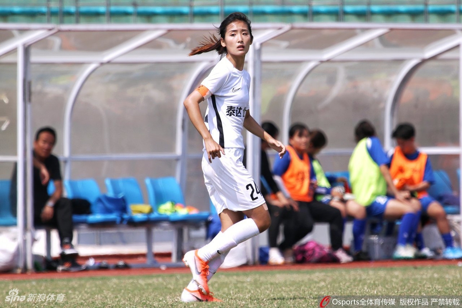 泰达女足获胜清纯姐妹花抢镜