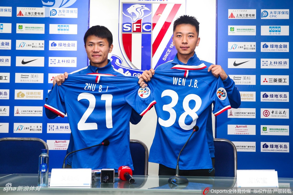 朱宝杰和温家宝展示球衣