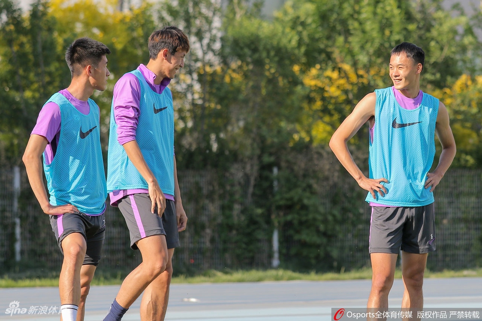 刘若钒和谢维军有说有笑