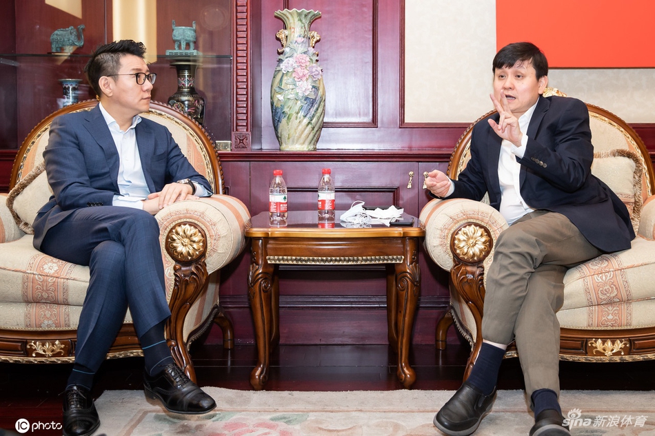 刘奕和张文宏交流