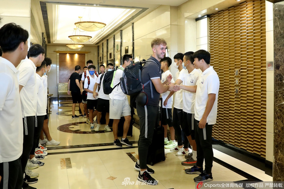 肇俊哲带队石家庄永昌出征苏州 众球迷酒店相送