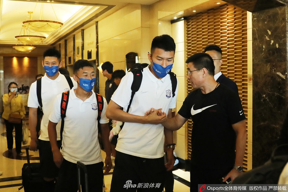 肇俊哲带队石家庄永昌出征苏州 众球迷酒店相送